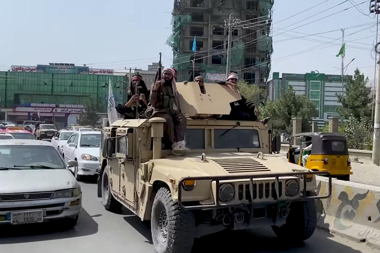 Taliban-Kämpfer mit einem erbeuteten Militärfahrzeug in Kabul nach der Eroberung Afghanistans im August 2021.