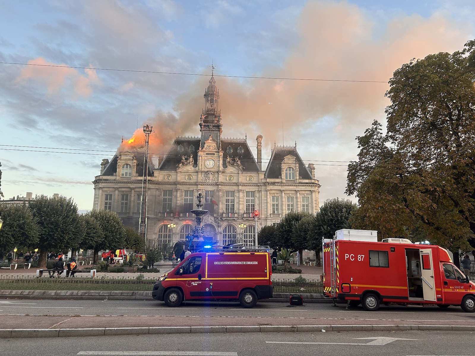 Rathaus von Limoges während des Brandes am 17. Oktober 2026.